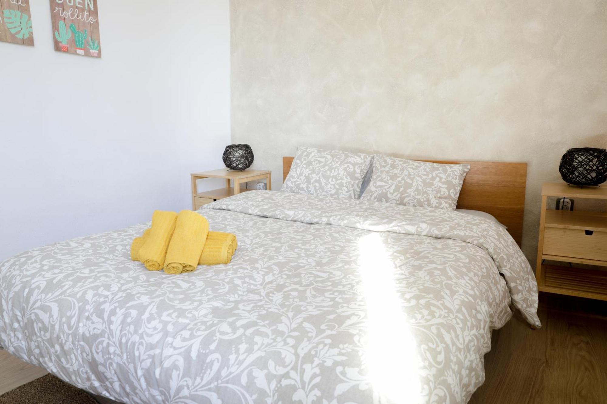 Appartamento Renovated, Chic And Stylish In The Center Of Valenza Esterno foto